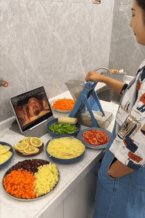 Manual Vegetable Cutter – Easy Chop & Slice Tool for Home Kitchen